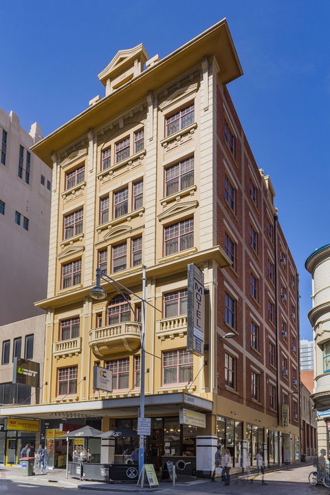 Adelaide Paringa - Melbourne 4u 0