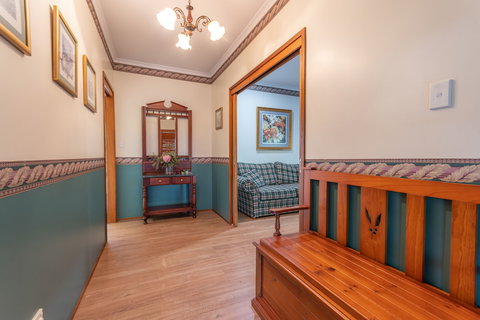 Birds 'n' Bloom Cottages - Accommodation Melbourne 0