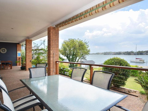 The House On The Lake At Fishing Point Lake Macquarie Honestly Put The Line In & Catch Fish - Accommodation Melbourne 4