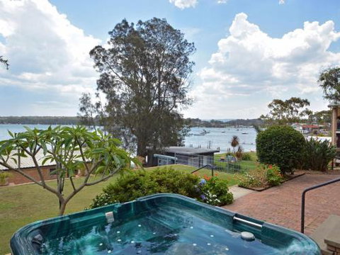 The House On The Lake At Fishing Point Lake Macquarie Honestly Put The Line In & Catch Fish - Accommodation Melbourne 2