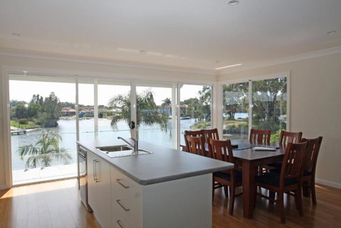 Unbeatable Waterfront Location - Accommodation Melbourne 4