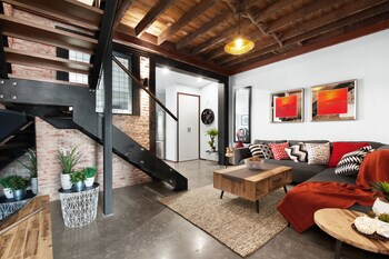 UNIQUE - New York Loft Style Townhouse - Accommodation Melbourne 4