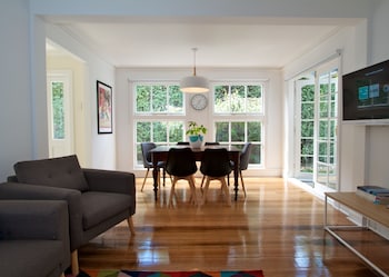 Strahan House - Accommodation Melbourne 4