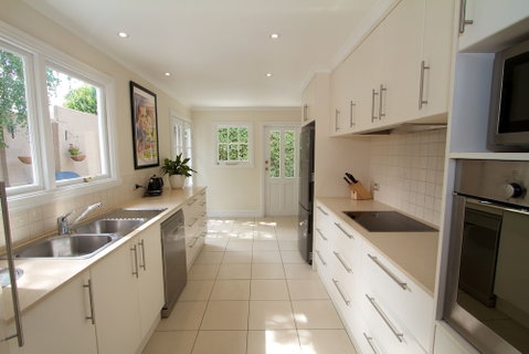 Strahan House - Accommodation Melbourne 6