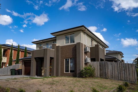 AUJOY 4 Bed Townhouse Glen Waverley - Accommodation Melbourne 1