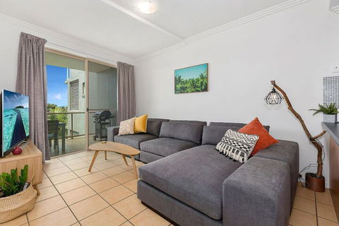 BEACH BLISS LUXURIOUS APARTMENT With POOL - Accommodation Melbourne 3