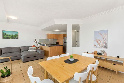 BEACH BLISS LUXURIOUS APARTMENT With POOL - Accommodation Melbourne 4