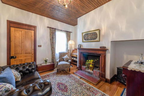 Sargeants & Armoury Cottages 1823 - Accommodation Melbourne 5