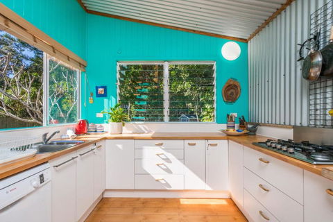 A SWEET ESCAPE Beachcombers Cottage Beachfront - Accommodation Melbourne 1