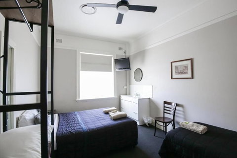 Hotel Gosford - Accommodation Melbourne 0