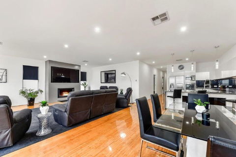 BENGALEE EXECUTIVE TOWNHOUSE MODERN & STYLISH - Accommodation Melbourne 2