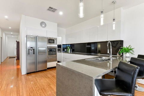 BENGALEE EXECUTIVE TOWNHOUSE MODERN & STYLISH - Accommodation Melbourne 5