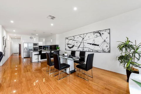 BENGALEE EXECUTIVE TOWNHOUSE MODERN & STYLISH - Accommodation Melbourne 3