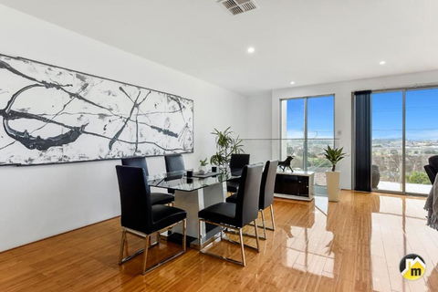 BENGALEE EXECUTIVE TOWNHOUSE MODERN & STYLISH - Accommodation Melbourne 4