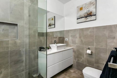 BENGALEE EXECUTIVE TOWNHOUSE MODERN & STYLISH - Accommodation Melbourne 1