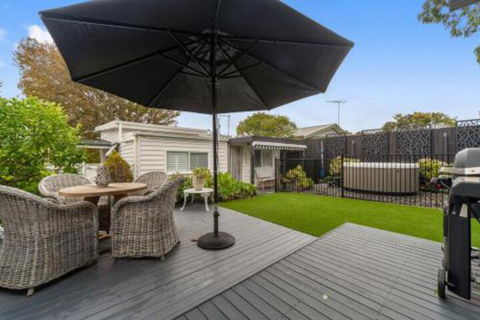 Amber Cottage Luxury Seaside Retreat With Outdoor Spa! - Accommodation Melbourne 0