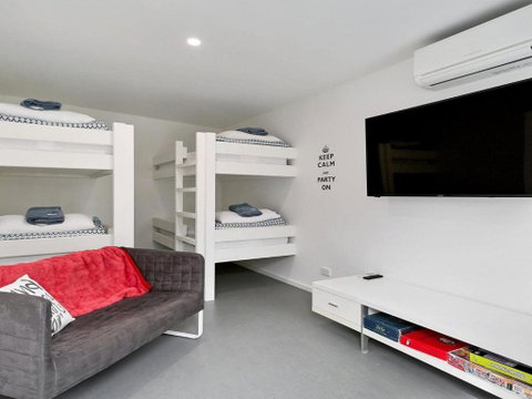 Gone Fishing! Air Conditioned Crisp & Clean - Accommodation Melbourne 3