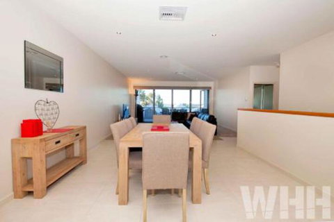 Adelphi Views On Luton Woodlands - Accommodation Melbourne 2