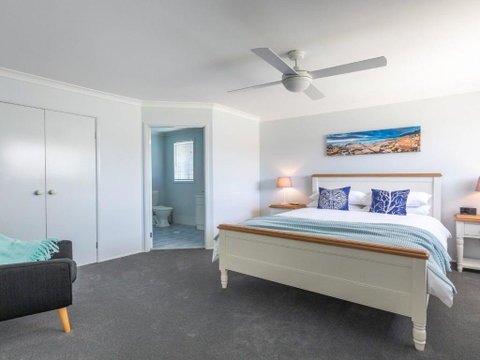Azure Waters Perfectly Positioned With Ocean Views - Accommodation Melbourne 6