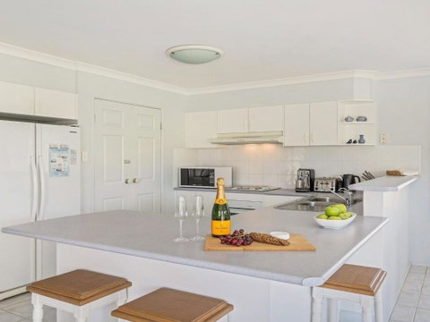 Azure Waters Perfectly Positioned With Ocean Views - Accommodation Melbourne 2