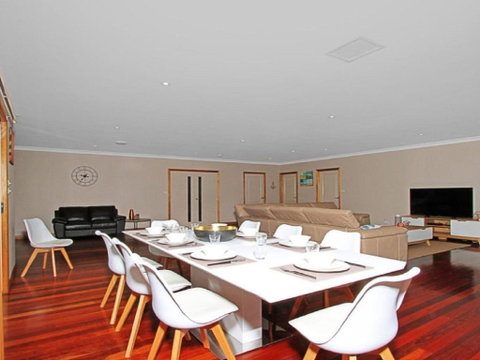 Sandlewood Breeze Spacious Entertainer - Accommodation Melbourne 2