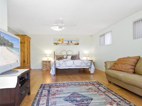Serene Spacious Air Conditioned Accommodation - Accommodation Melbourne 3