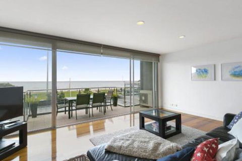 LOUTTIT BAY APARTMENT 1 Free Wifi Ocean Views & The Ultimate Location - Accommodation Melbourne 0