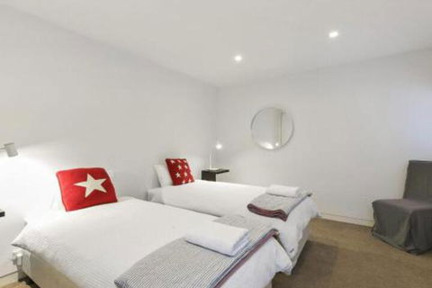 LOUTTIT BAY APARTMENT 1 Free Wifi Ocean Views & The Ultimate Location - Accommodation Melbourne 7