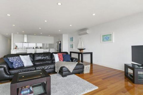 LOUTTIT BAY APARTMENT 1 Free Wifi Ocean Views & The Ultimate Location - Accommodation Melbourne 6