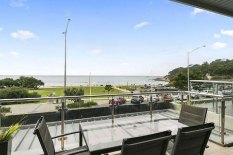 LOUTTIT BAY APARTMENT 1 Free Wifi Ocean Views & The Ultimate Location - Accommodation Melbourne 5