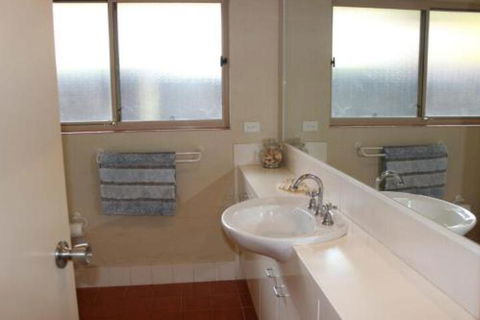 BEACHSIDE VILLA 2 - Accommodation Melbourne 5