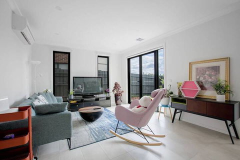 Captivating Large 4br@narre Warren - Accommodation Melbourne 4