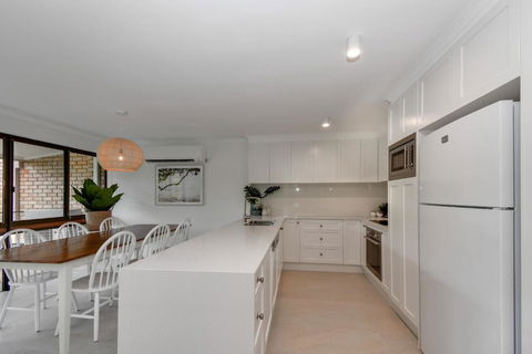 BEAUTIFULLY RENOVATED OCEANSIDE APARTMENT Lamer 9 - Accommodation Melbourne 4
