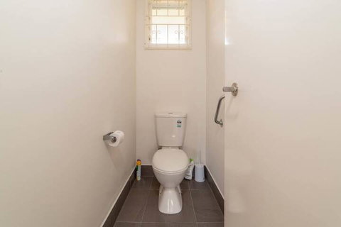 Peaceful 3 Bedroom Apartment In Ascot - Accommodation Melbourne 4