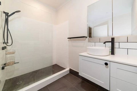 Peaceful 3 Bedroom Apartment In Ascot - Accommodation Melbourne 6