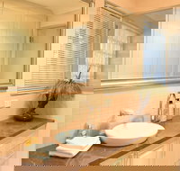 Modern 2 Bedroom Unit Close to CBD - Accommodation Melbourne