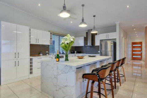 Luxury Darwin City Lights Jacuzzi Central Location Large House New Furnishings - Accommodation Melbourne 3