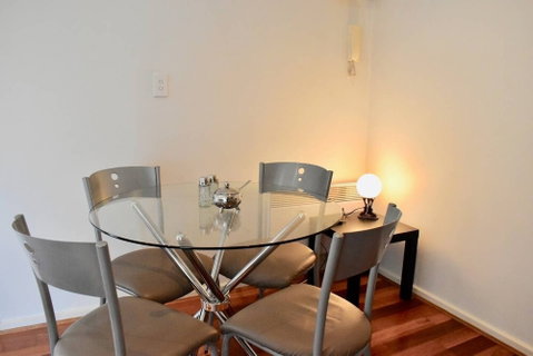 Cosy 1 Bedroom Apartment In Trendy Northcote - Accommodation Melbourne 6