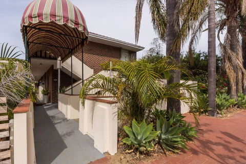 B6 Cafes & Restaurants Close To UWA - Accommodation Melbourne 1