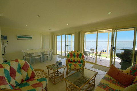 Blue Water At Mannering Park - Accommodation Melbourne 7