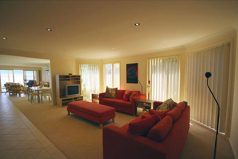 Blue Water At Mannering Park - Accommodation Melbourne 3