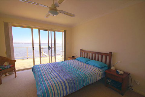 Blue Water At Mannering Park - Accommodation Melbourne 5