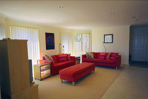 Blue Water At Mannering Park - Accommodation Melbourne 2