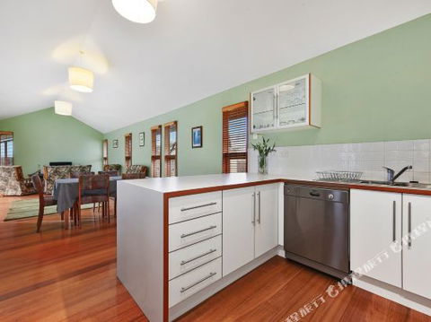 Family Friendly Weatherboard Cottage - Accommodation Melbourne 0