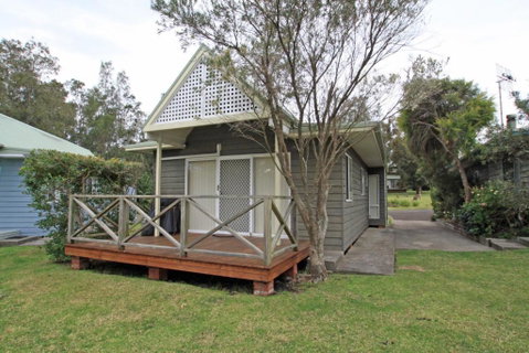Berrara Lagoon Front Chalet - Accommodation Melbourne 4