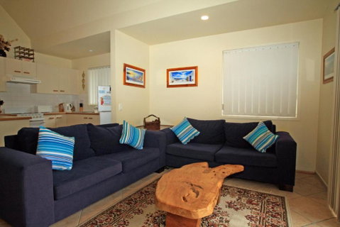 Berrara Lagoon Front Chalet - Accommodation Melbourne 2