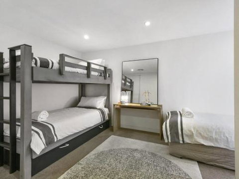 LOUTTIT BAY APARTMENT 2 Main Street With Wifi & Views - Accommodation Melbourne 5