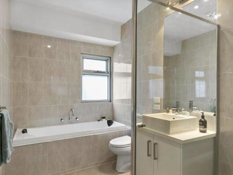 LOUTTIT BAY APARTMENT 2 Main Street With Wifi & Views - Accommodation Melbourne 6