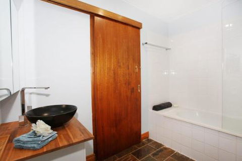 BEACH SHOPS & FABULOUS VACATION HOME! - Accommodation Melbourne 0
