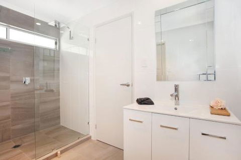BEACH SHOPS & FABULOUS VACATION HOME! - Accommodation Melbourne 3